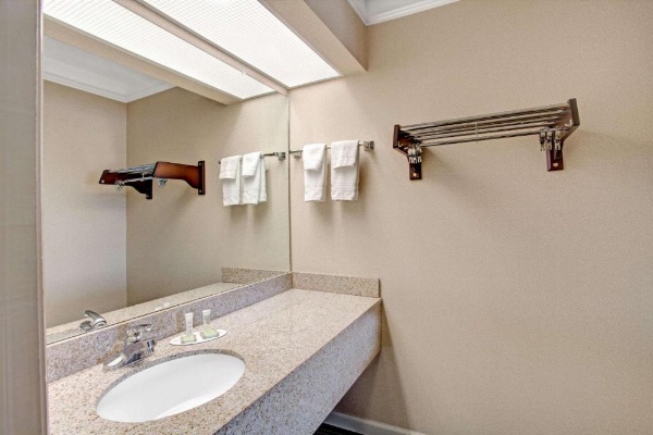 Super 8 by Wyndham Knoxville East image 10