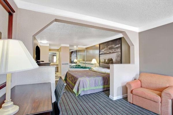 Super 8 by Wyndham Knoxville East image 17