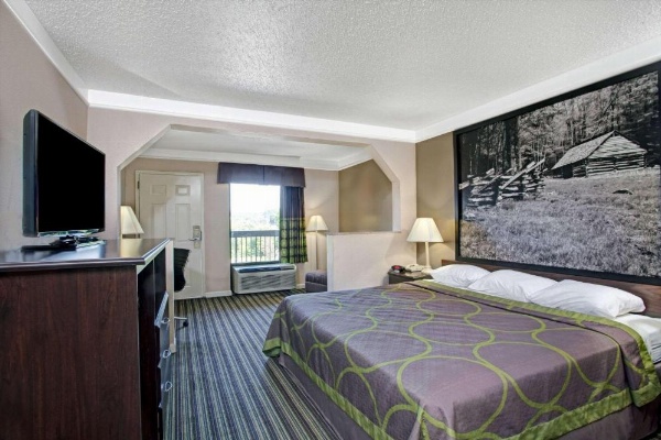Super 8 by Wyndham Knoxville East image 21