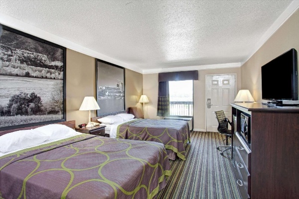 Super 8 by Wyndham Knoxville East image 6