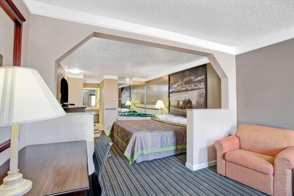 Super 8 by Wyndham Knoxville East image 9